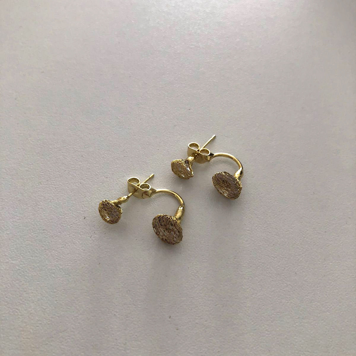 Set de Aretes Dorados con Detalles Marinos y Brillantes