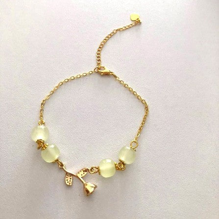 Pulsera Dorada con Dije de Rosa y Cuentas Traslúcidas