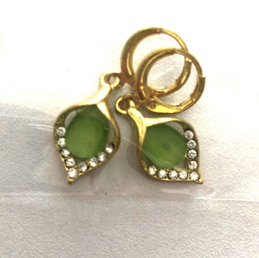 Aretes Gota Verde con Brillo Dorado