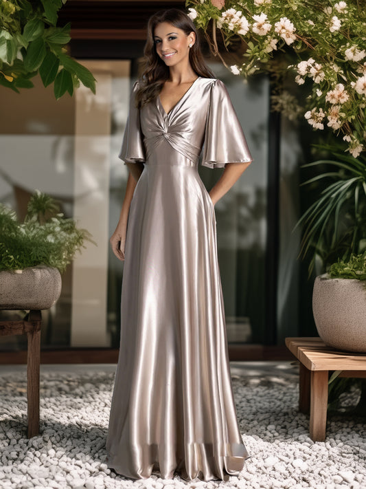 Vestido Largo Satinado Champagne con Mangas Tipo Capa