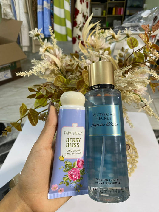 COMBO VICTORIA'S SECRET AQUA KISS Y CREMA DE MANOS PARIS HILTON BERRY BLISS