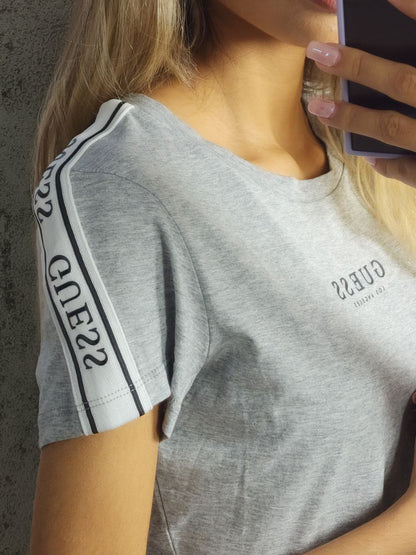 Camiseta Guess Los Angeles Clásica en Gris Jaspe