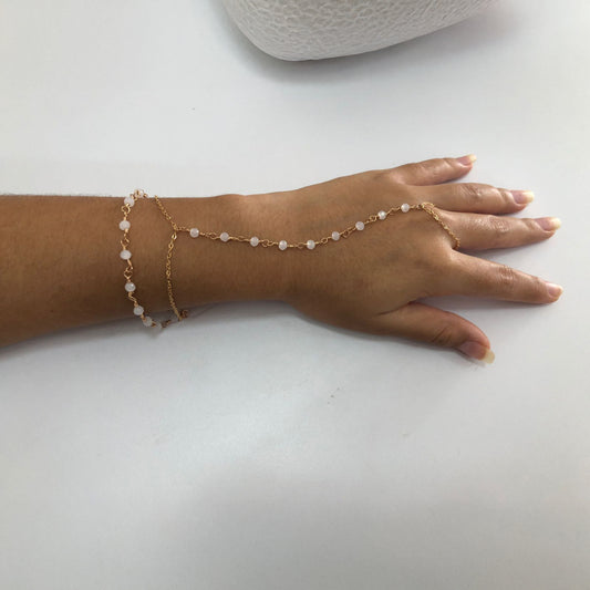 Pulsera Anillo con Cuentas Blancas y Cadena Dorada