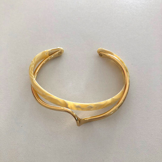Brazalete Abierto Bicolor Dorado y Nácar